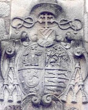 escudo de Mateo Segade Bugueiro en la obra pia de Melide