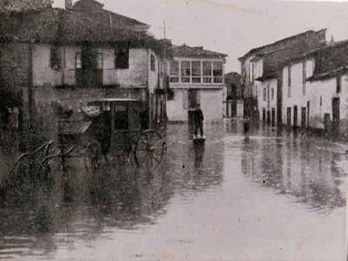 Fotografía del año 1909, con motivo de la mayor inundación que sufrió Monforte de Lemos, de la que se tiene noticia. El Campo de San Antonio, confluencia con la actual calle Antonio Méndez Casal - en el pasado, calle del Crucero de San Antonio-.