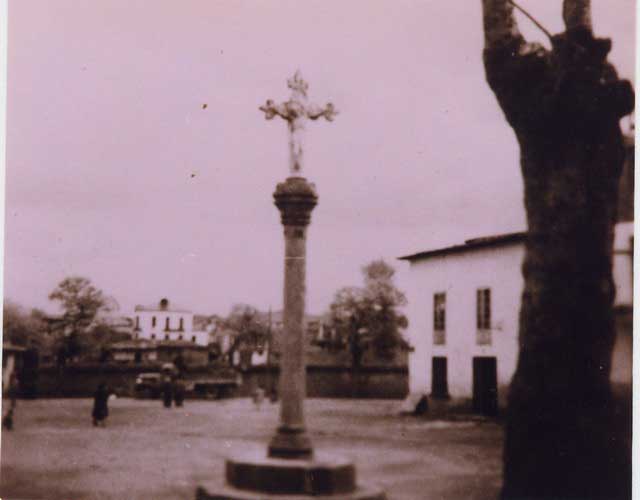 Fotografía antigua del Campo de San Antonio con el Crucero de San Antonio presidiendo el lugar.