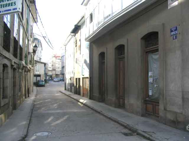 La antigua calle del Crucero de San Antonio vista desde la parte inmediata al puente viejo o de piedra. Fotografía del amigo José Ramón Casanova.