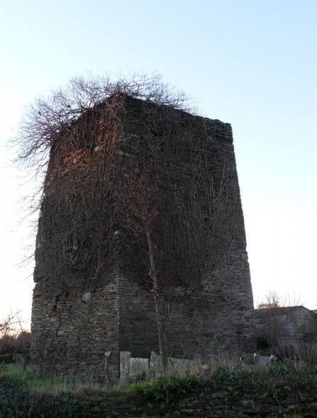 Lo que queda de la Torre de Taboi, Outeiro de Rei, Lugo.JPG