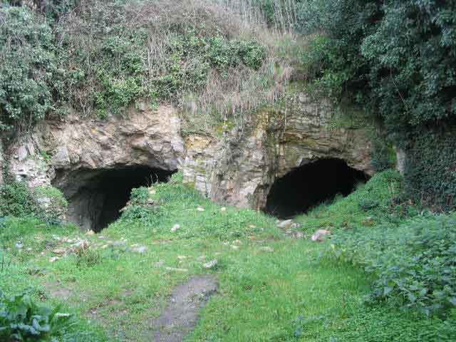 Cuevas relacionadas con la sinagoga. Calle de la Falagueira.