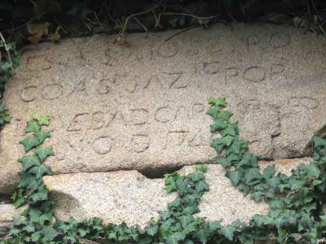 Puerta de entrada al solar de las cuevas relacionadas con la sinagoga.