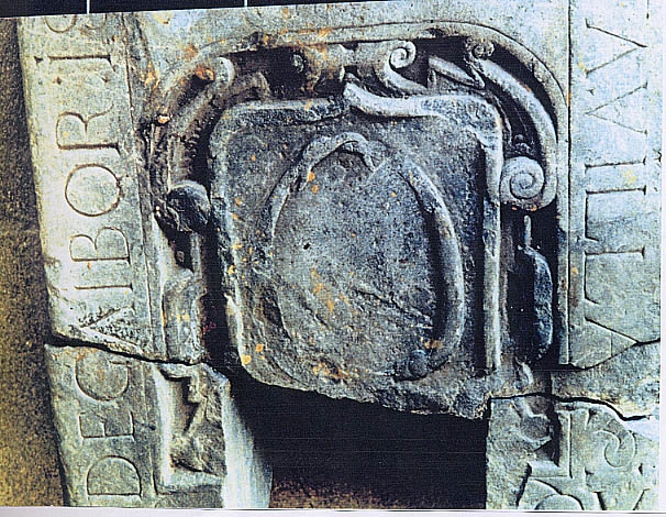 Primer plano de la cabecera de la lápida de los judeoconversos monfortinos de apellido Gaibor.