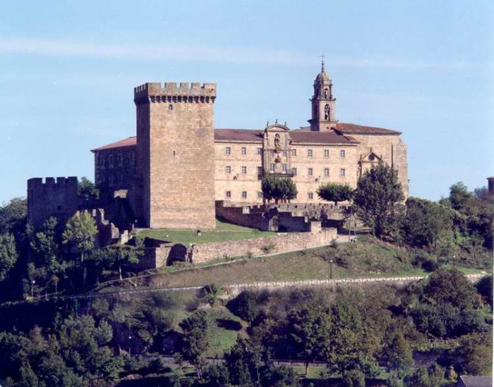 Bella imagen del conjunto monumental de San Vicente del Pino.