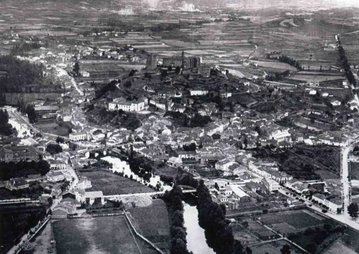Monforte de Lemos visto desde el aire, anterior al año 1952.