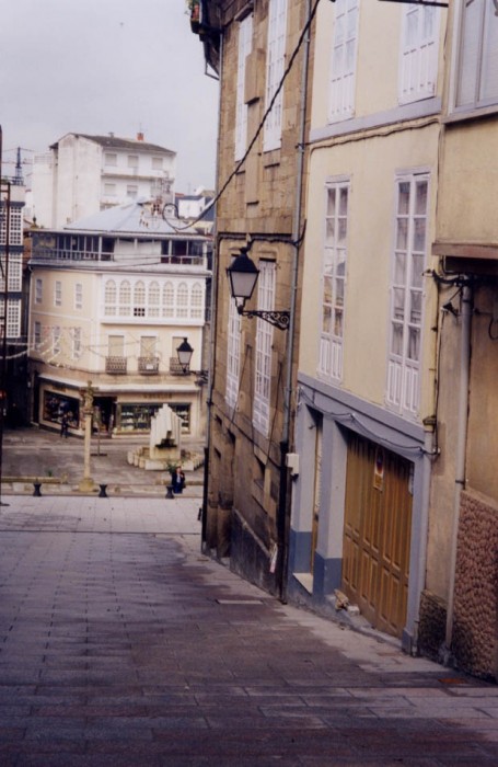 Plaza de España, parte alta, físicamente tiene forma de calle, no de plaza. Zona de ámbito judío, extramuros de la villa