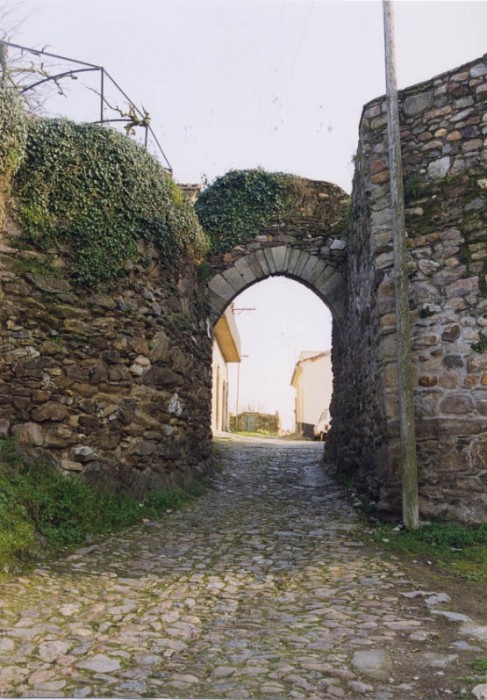 Puerta de la Pescadería, en ocasiones, de las Pescaderías. Actualmente, se le conoce sin ningún fundamento histórico, como de la Alcazaba, nombre éste que comenzó a utilizarse sin saber el motivo, desde finales del siglo XIX, y que predomina sobre el original e histórico.