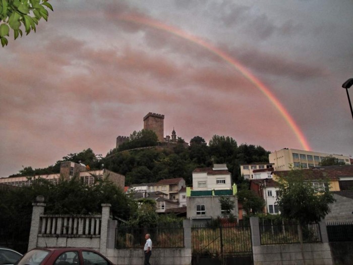 Fotografía tomada por el querido amigo José Ramón Casanova desde el Paseo del Malecón. En la cima del monte de San Vicente, la torre del Homenaje, la torre Norte, parte del antiguo monasterio de San Vicente, - hoy parador nacional de  turismo-, torre campanario de la iglesia parroquial de San Vicente del Pino, realizada por los hermanos Fatón, maestros canteros..