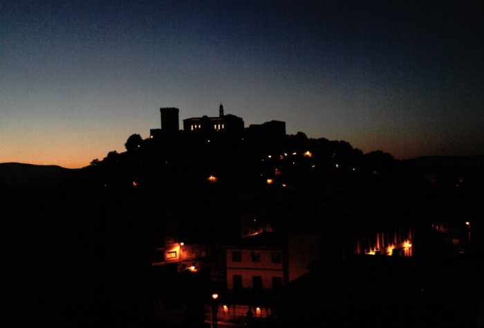 Fotografía del querido amigo José Ramón Casanova, tomada desde el mismo lugar que la inmediata anterior, aunque ésta fue realizada de noche...