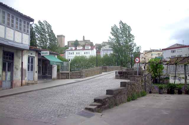 Fotografía tomada hace unos años por el querido amigo José Ramón Casanova, en el inicio del puente viejo o de piedra, popularmente, "puente romano" o "puente medieval". Vista de parte del conjunto monumental de San Vicente del Pino.