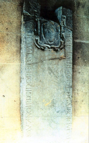 Lápida sepulcral de la familia monfortina judeoconversa de apellido Gaibor. Siglo XVI.